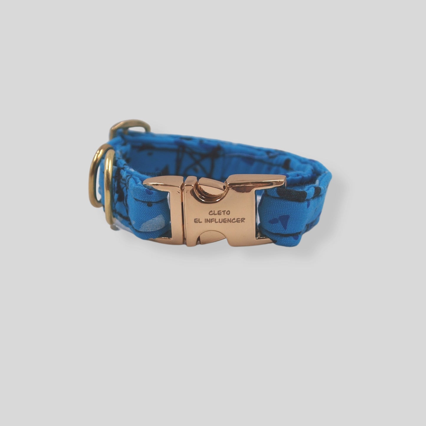 Collar SMALL para mascota con herrajes dorados, el collar es azul con formas geométricas en tonos azules.