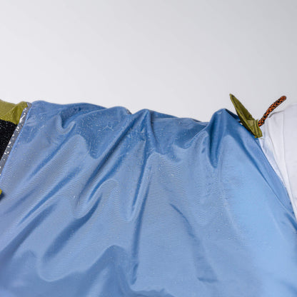 Ropa para perro. Impermeable verde, azul y blanco en perro de raza grande. Tallas van desde Chihuahua hasta pastor alemán. Foto enseña el bies de reflejante y la tela repelente de agua. 